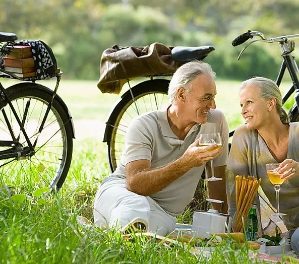romantic-picnic-couple